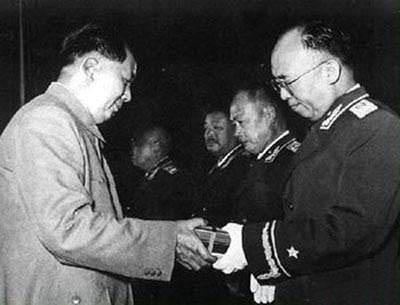   1955年毛主席为罗荣桓授勋