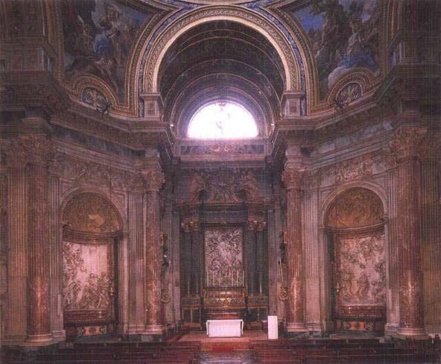罗马纳沃纳广场的圣阿涅塞教堂的内部